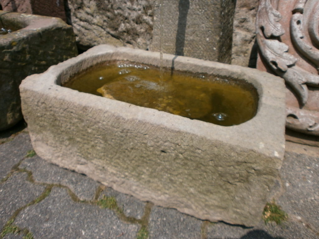 Brunnen aus alten Sandsteinen