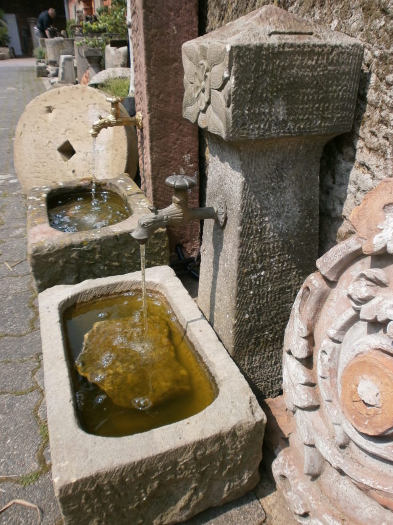 Brunnen aus alten Sandsteinen