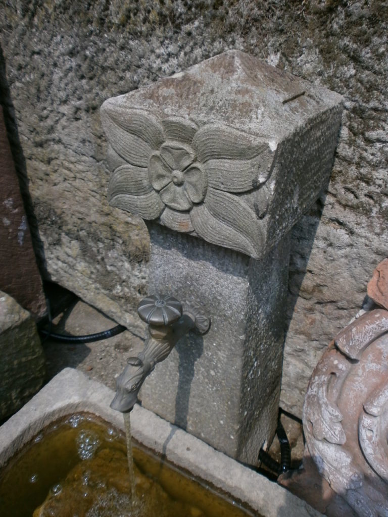 Brunnen aus alten Sandsteinen