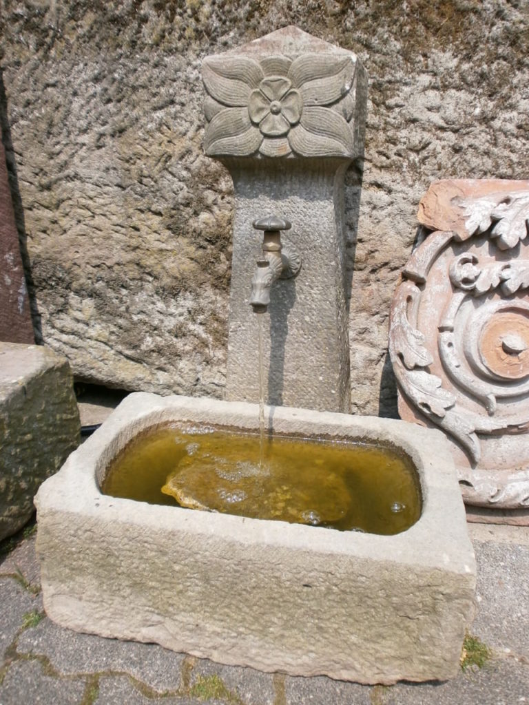 Brunnen aus alten Sandsteinen