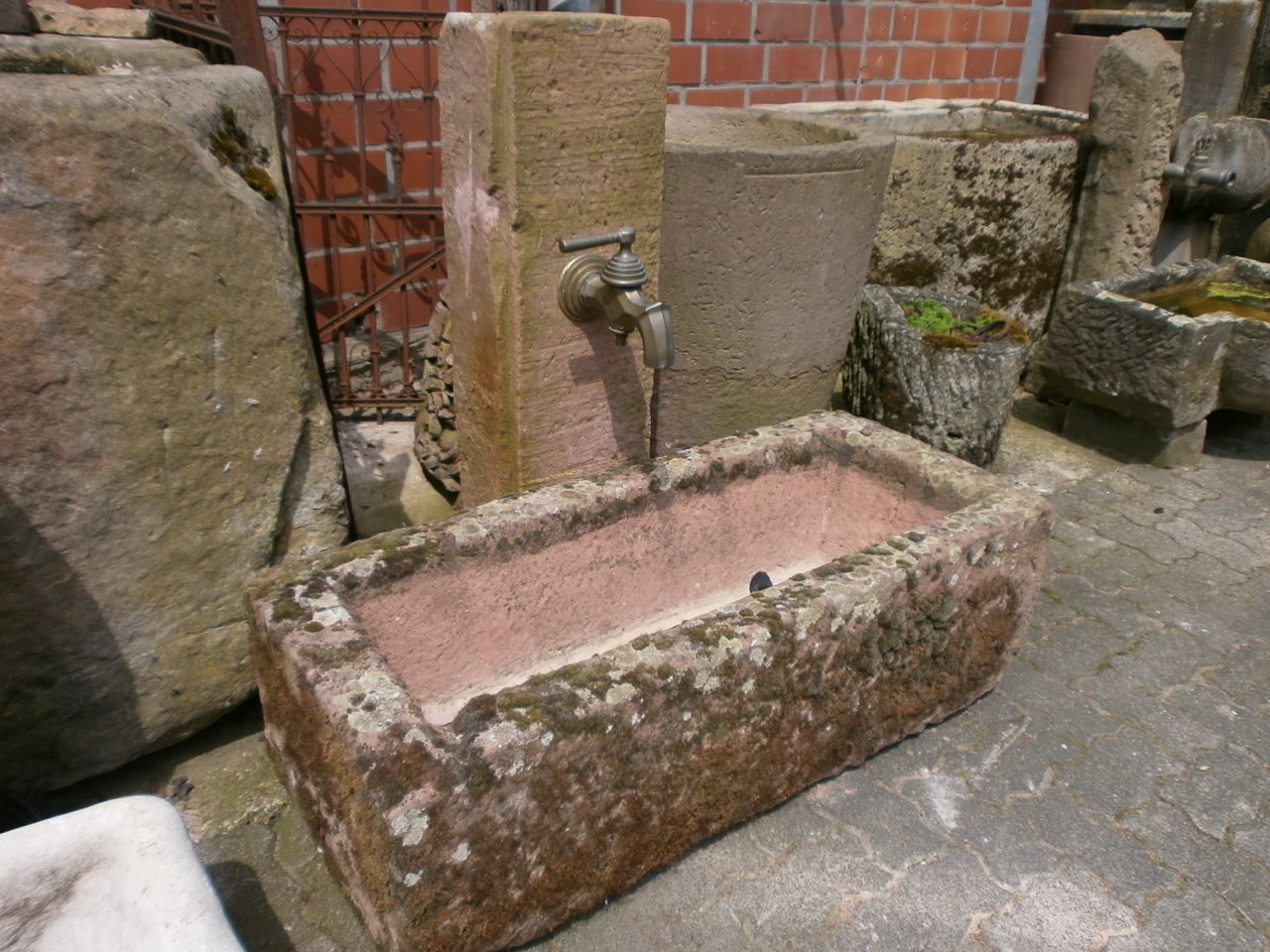 Sandsteinbrunnen aus historischen Materialien Sandsteinbrunnen aus historischen Materialien