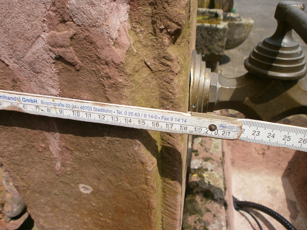 Sandsteinbrunnen aus historischen Materialien Sandsteinbrunnen aus historischen Materialien