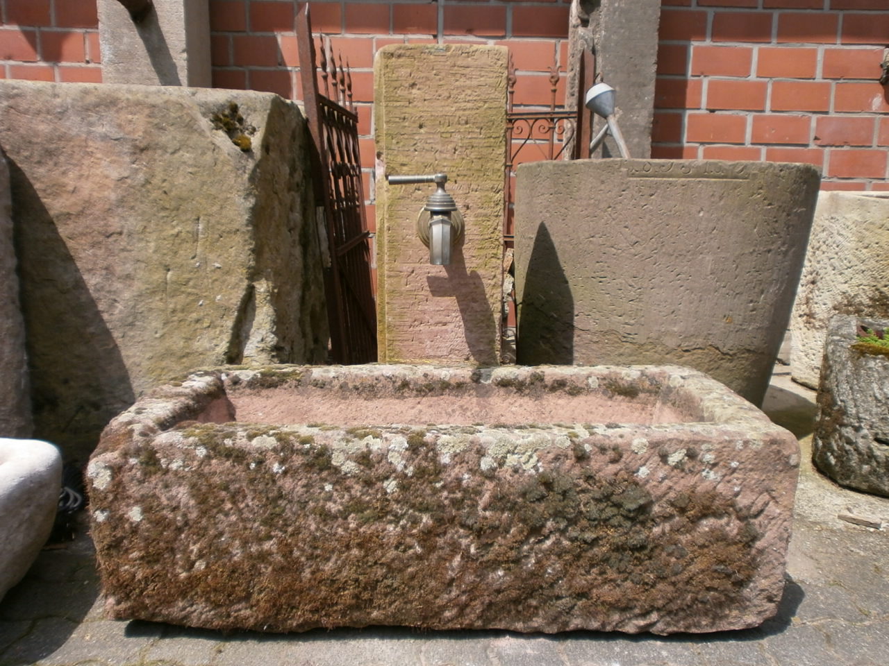 Sandsteinbrunnen aus historischen Materialien Sandsteinbrunnen aus historischen Materialien