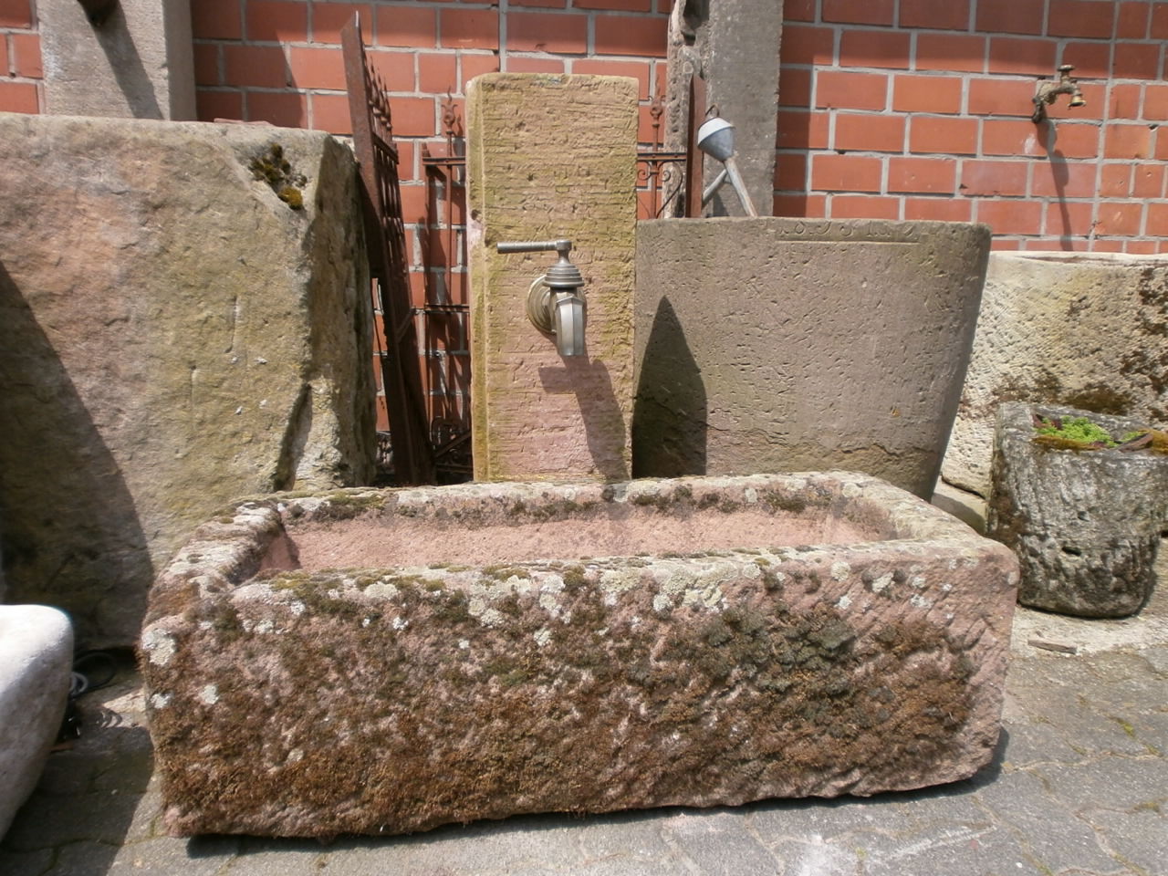 Sandsteinbrunnen aus historischen Materialien Sandsteinbrunnen aus historischen Materialien