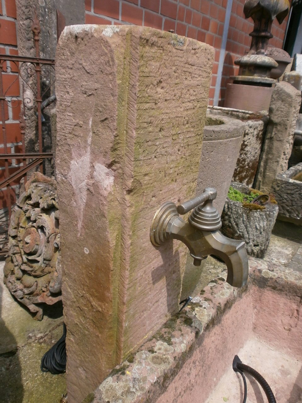 Sandsteinbrunnen aus historischen Materialien Sandsteinbrunnen aus historischen Materialien