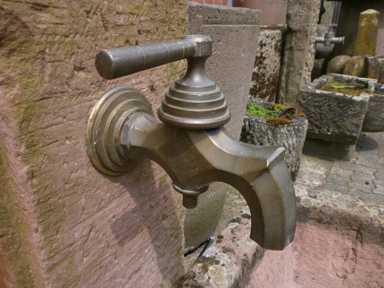 Sandsteinbrunnen aus historischen Materialien Sandsteinbrunnen aus historischen Materialien