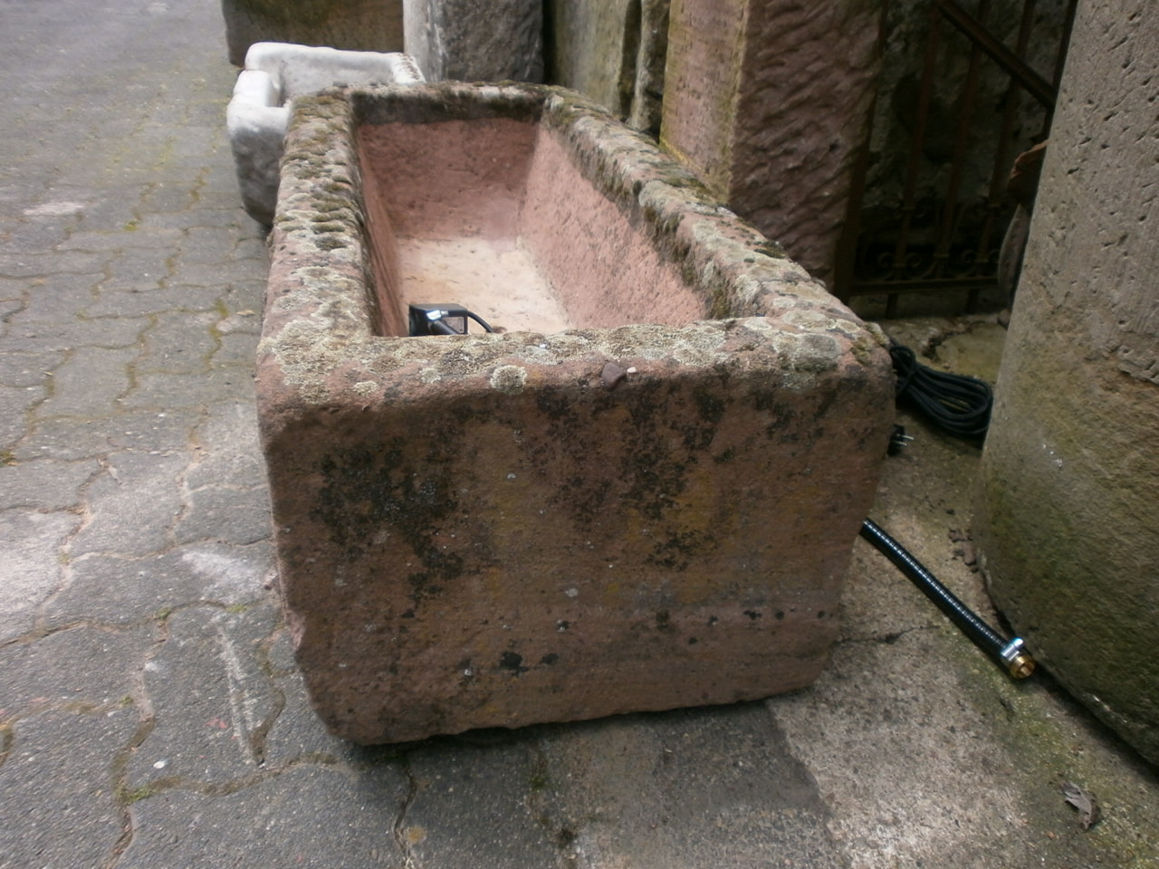 Sandsteinbrunnen aus historischen Materialien Sandsteinbrunnen aus historischen Materialien
