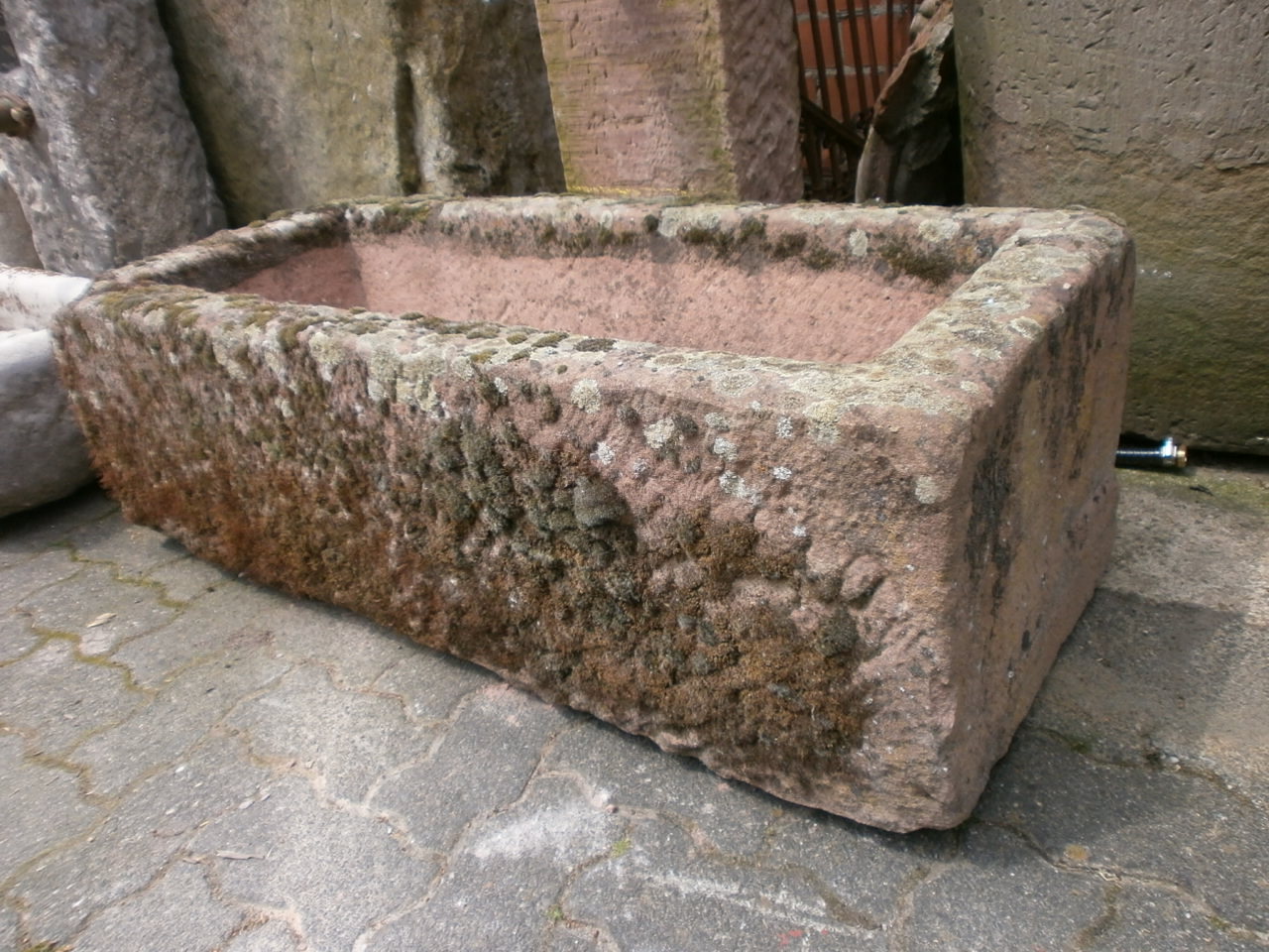 Sandsteinbrunnen aus historischen Materialien Sandsteinbrunnen aus historischen Materialien