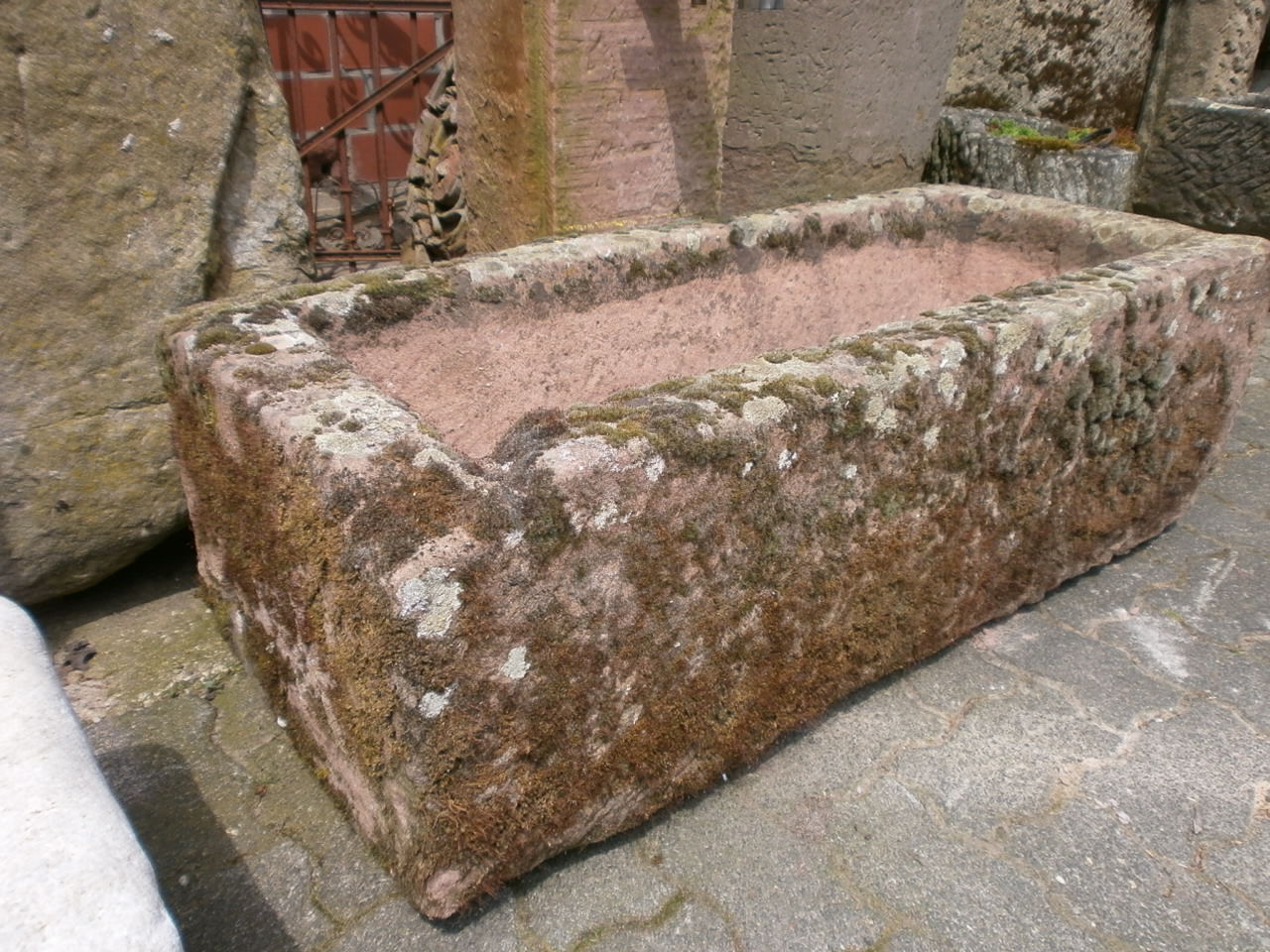 Sandsteinbrunnen aus historischen Materialien Sandsteinbrunnen aus historischen Materialien
