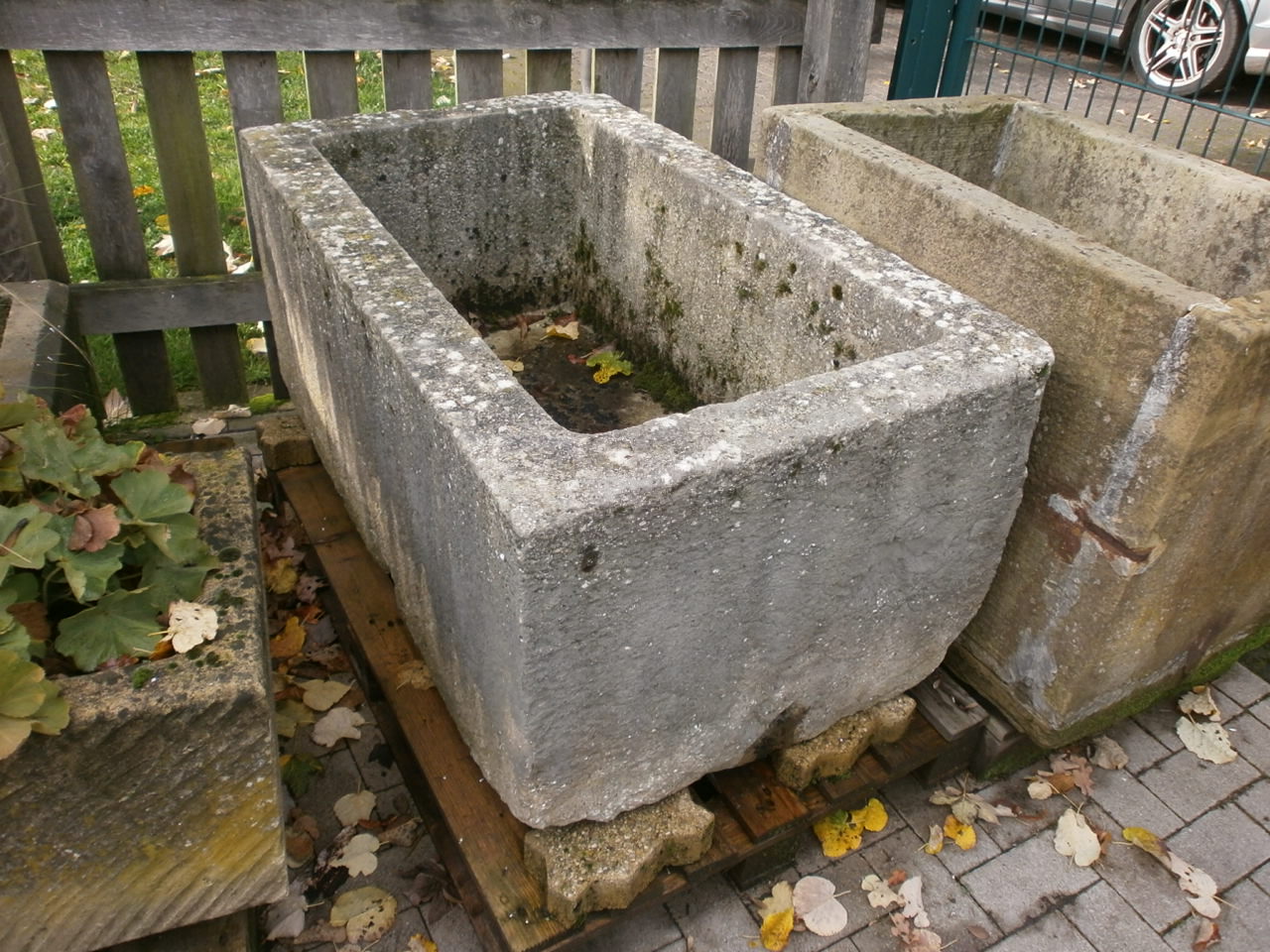 Brunnentrog aus Kalkstein – Heidesandstein