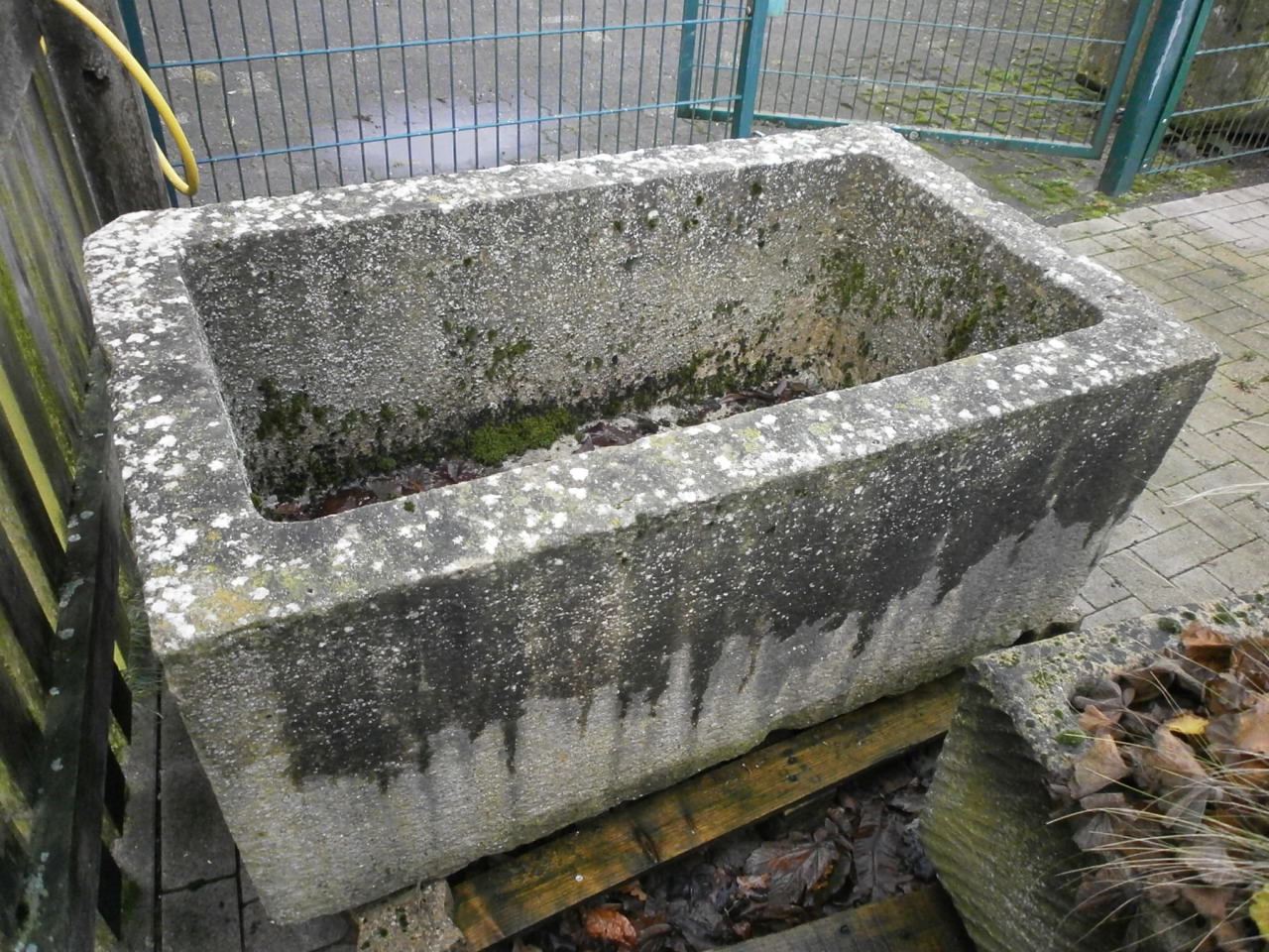 Brunnentrog aus Kalkstein – Heidesandstein