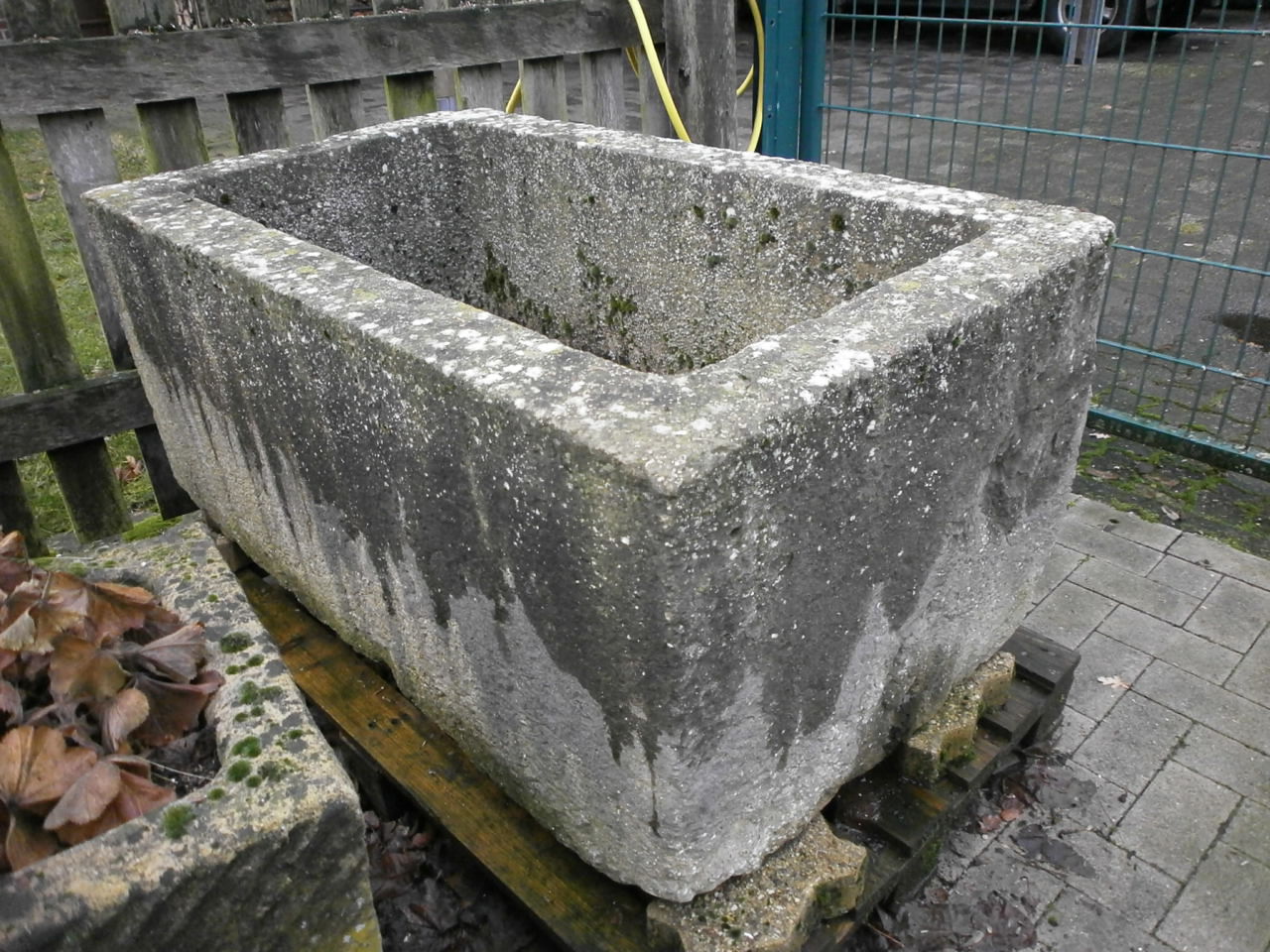 Brunnentrog aus Kalkstein – Heidesandstein