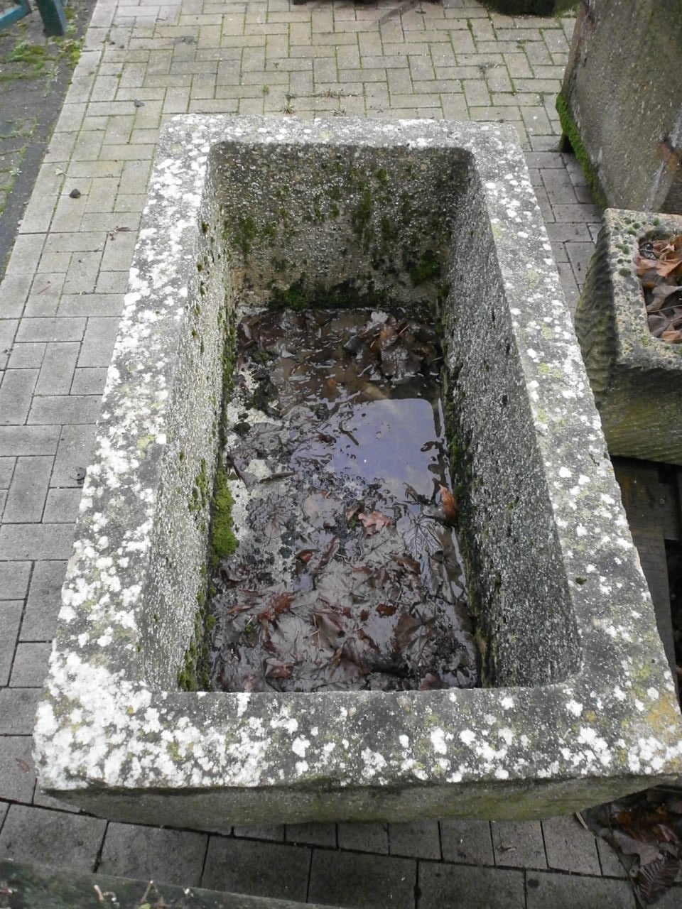 Brunnentrog aus Kalkstein – Heidesandstein