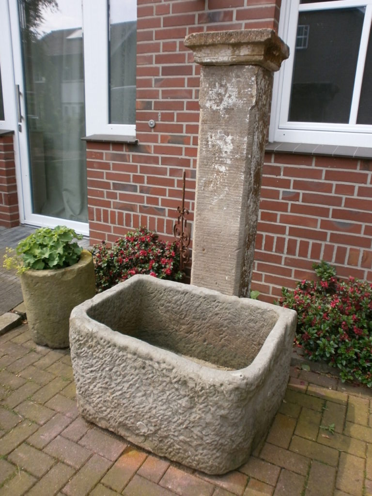 Brunnen aus alten Sandsteinen
