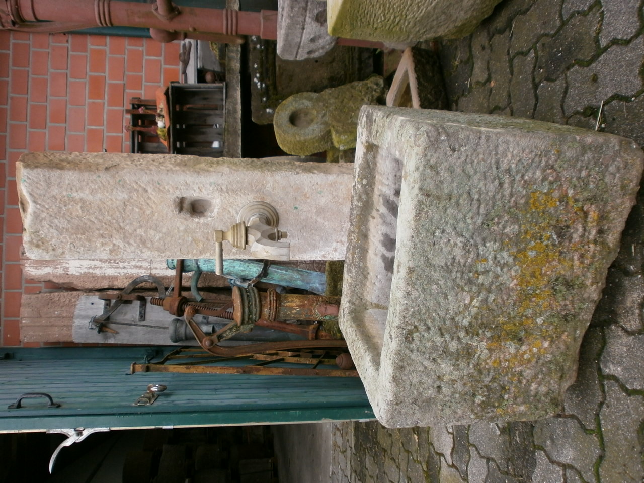Kleiner Sandsteinbrunnen aus altem Material