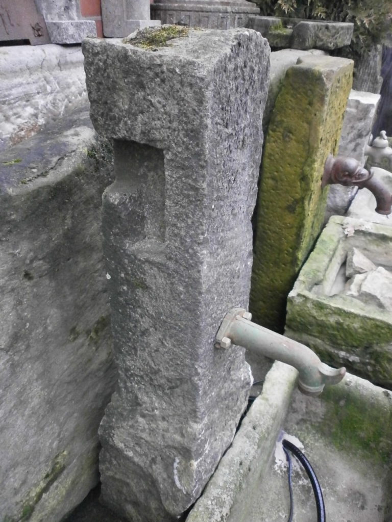 Brunnen aus alten Sandsteinen