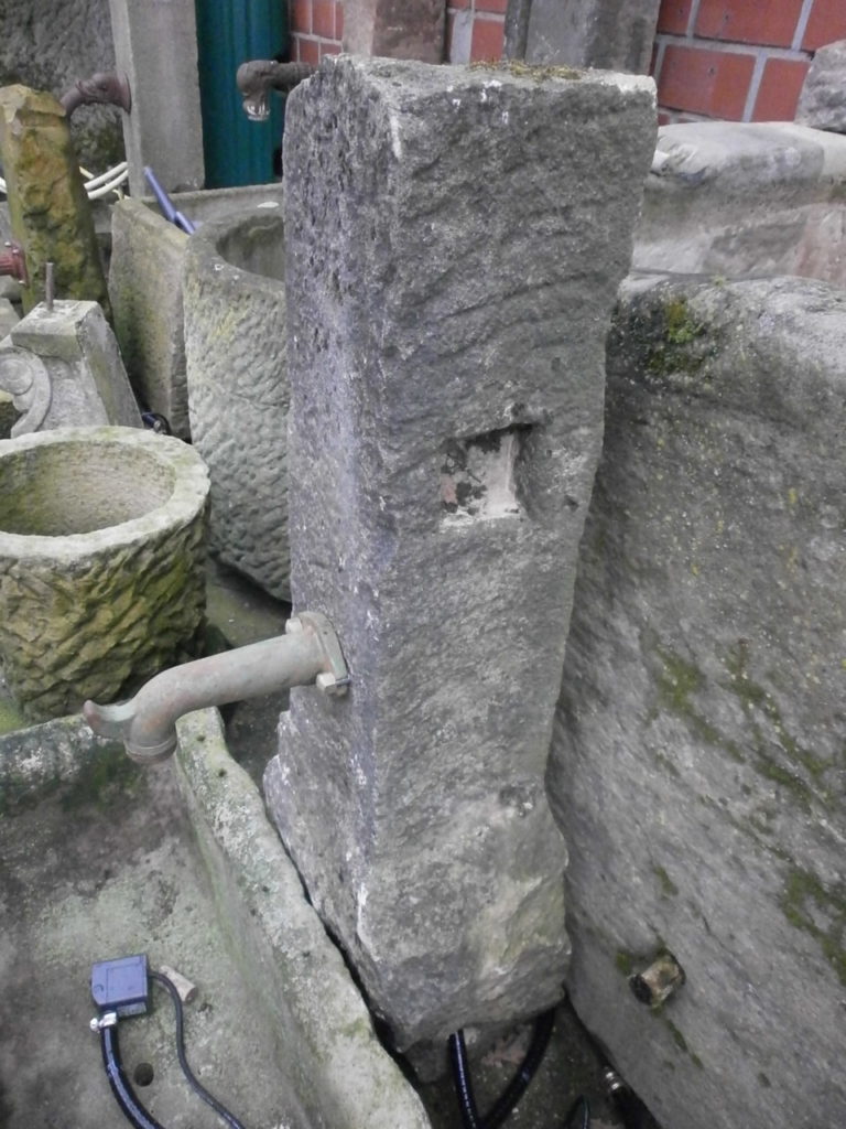 Brunnen aus alten Sandsteinen