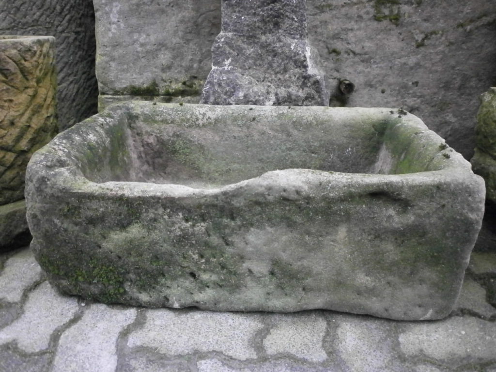 Brunnen aus alten Sandsteinen