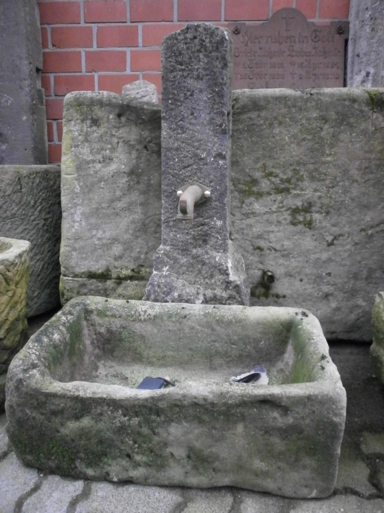 Brunnen aus alten Sandsteinen
