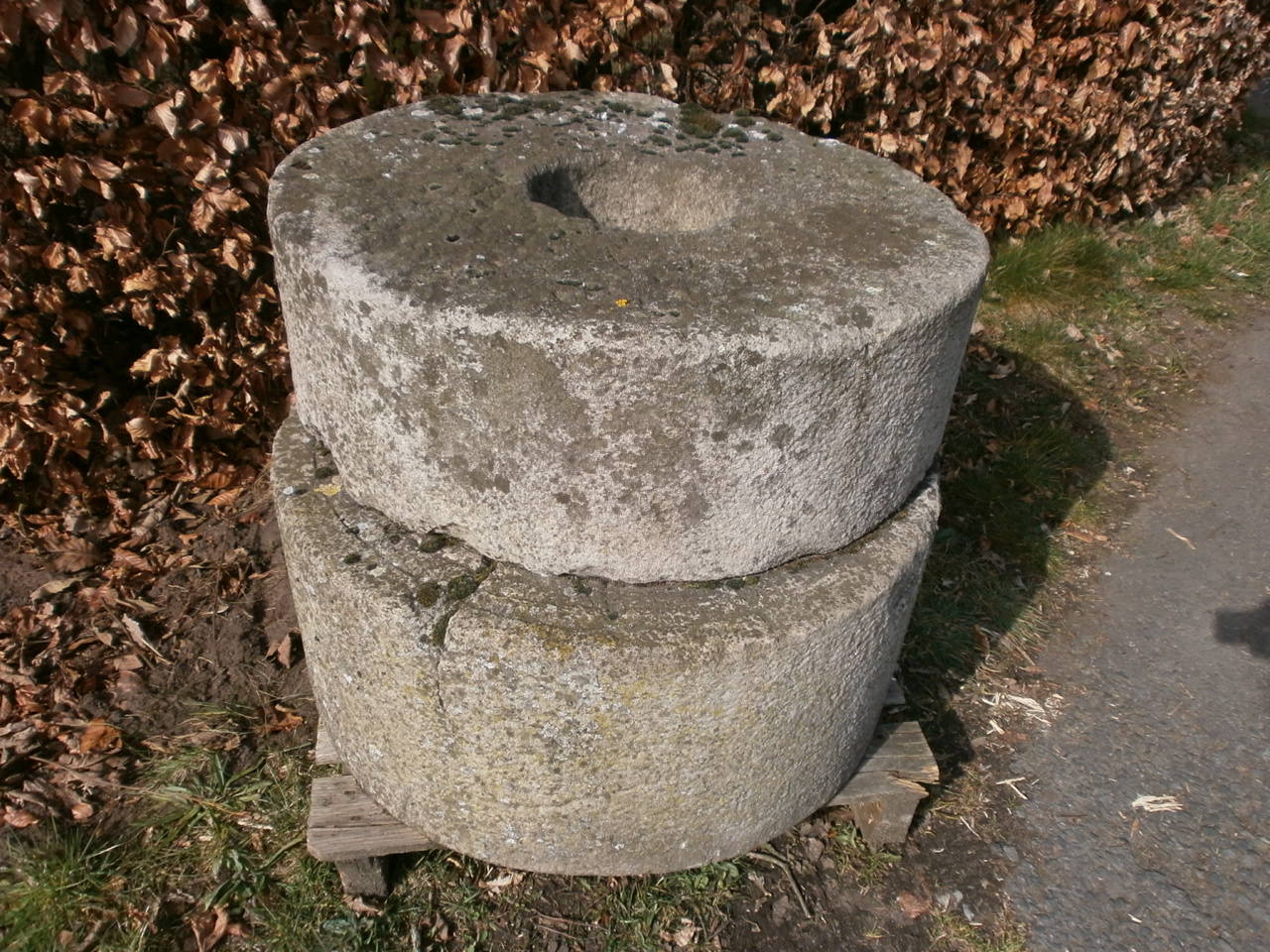 Urige Mühle aus Sandstein Urige Mühle aus Sandstein