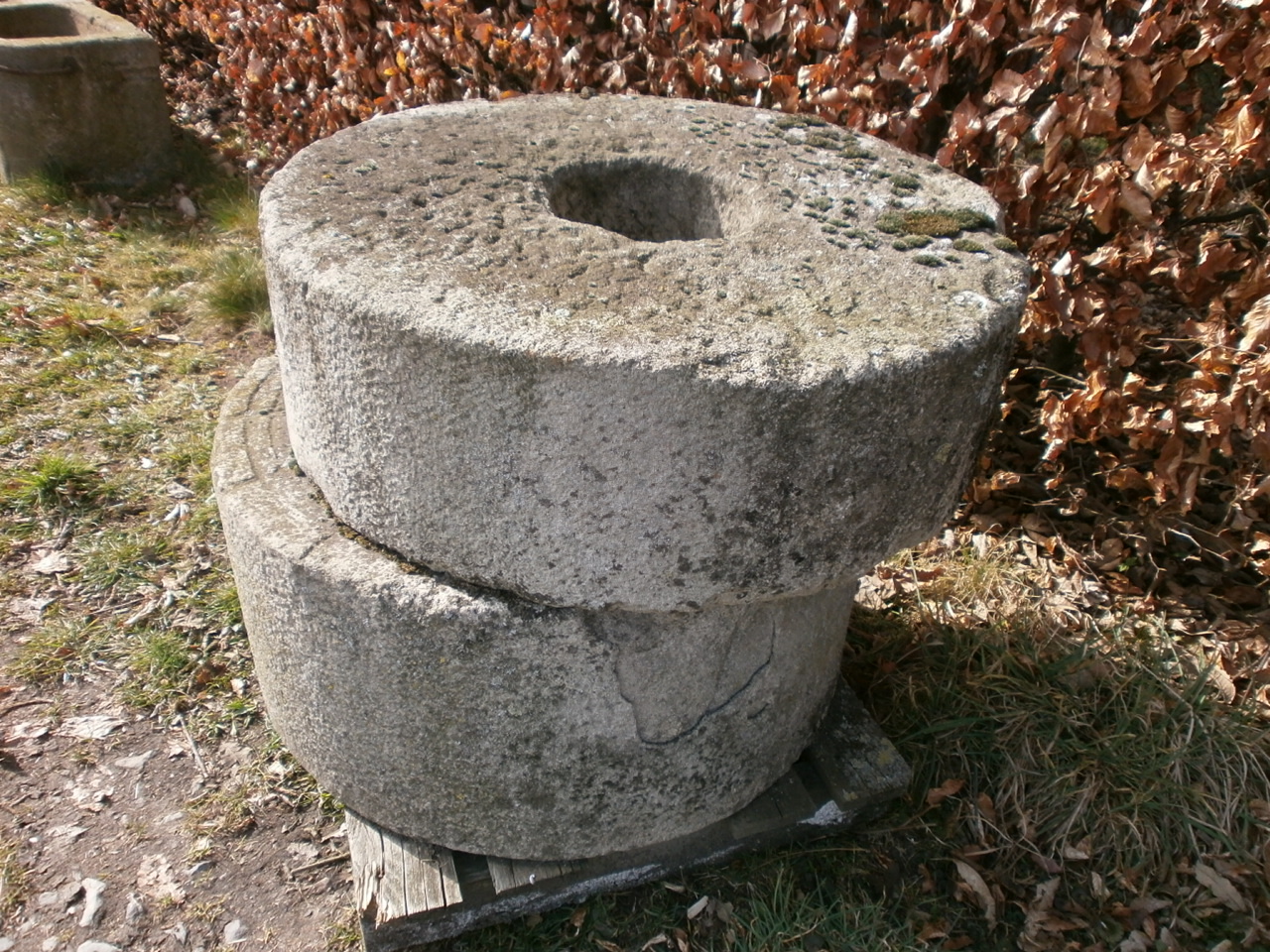 Urige Mühle aus Sandstein Urige Mühle aus Sandstein