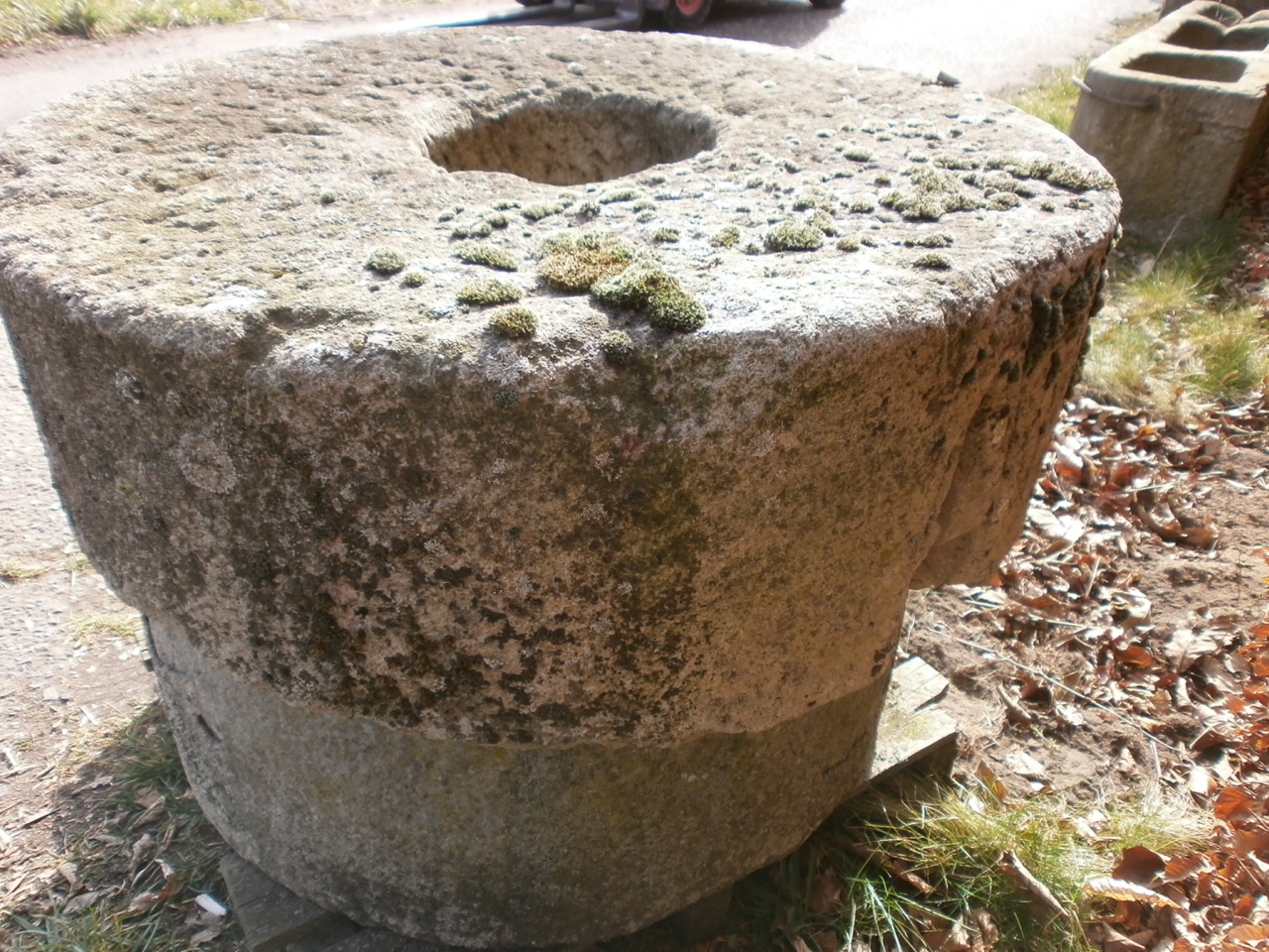 Urige Mühle aus Sandstein Urige Mühle aus Sandstein