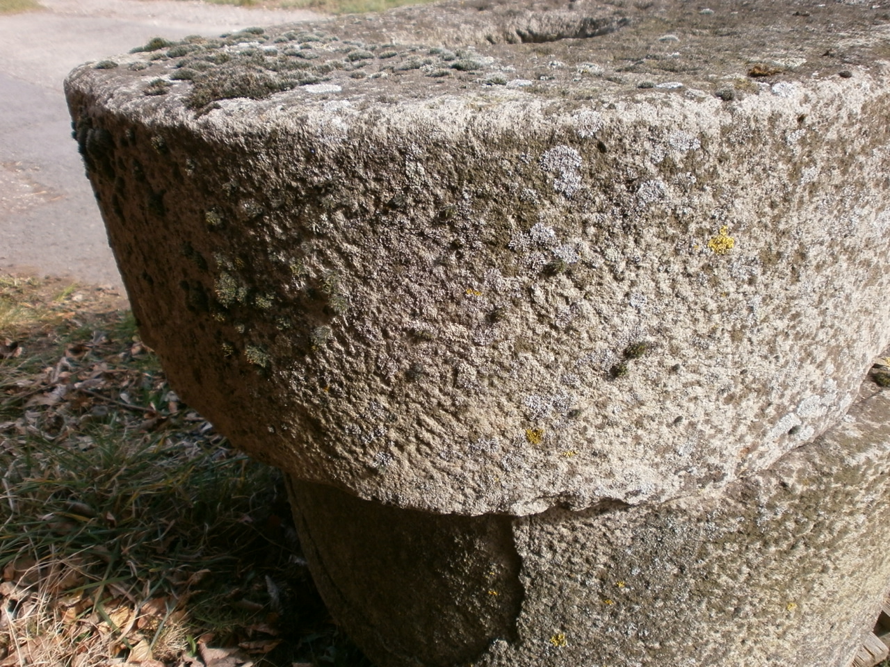 Urige Mühle aus Sandstein Urige Mühle aus Sandstein