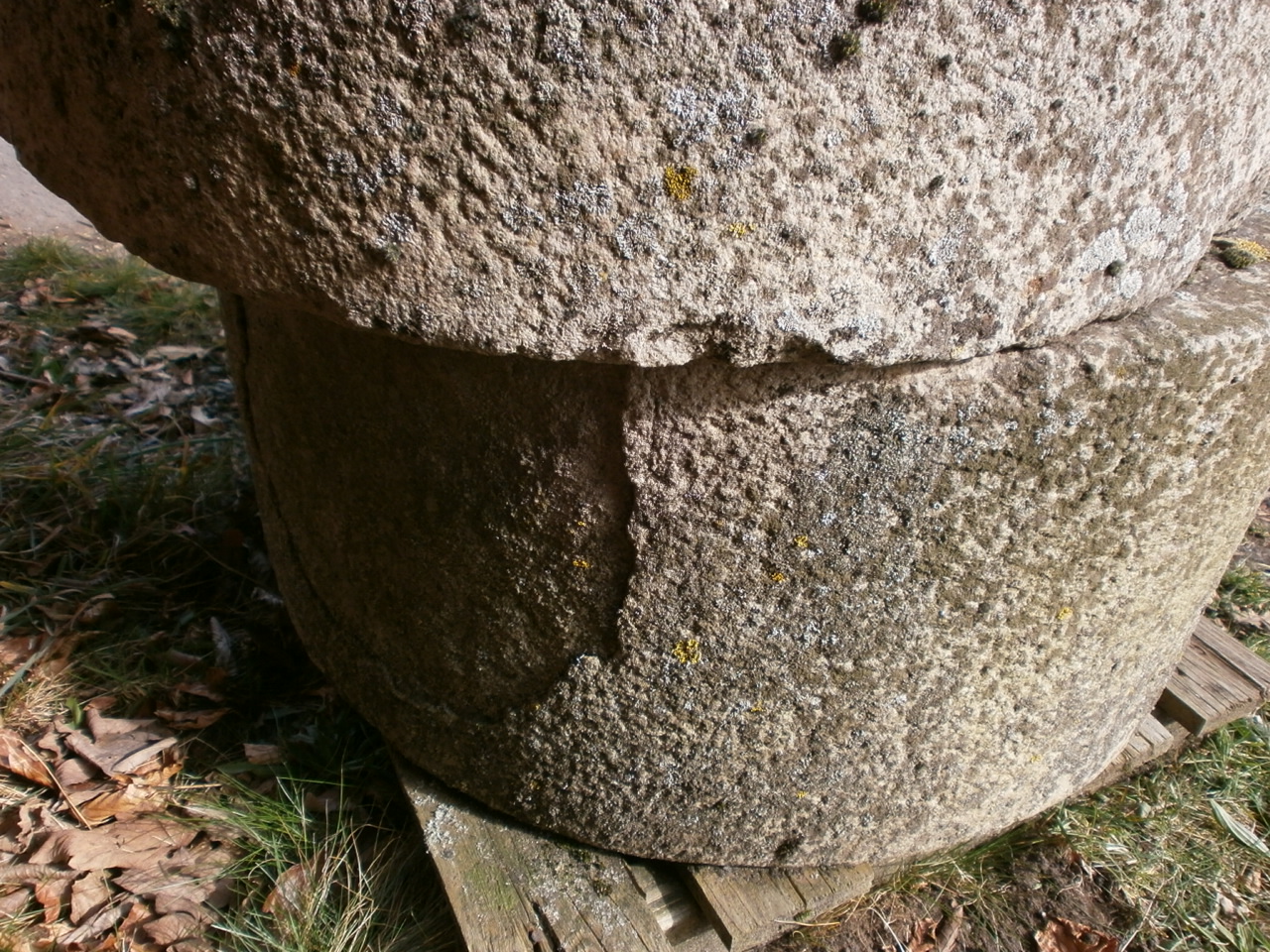 Urige Mühle aus Sandstein Urige Mühle aus Sandstein
