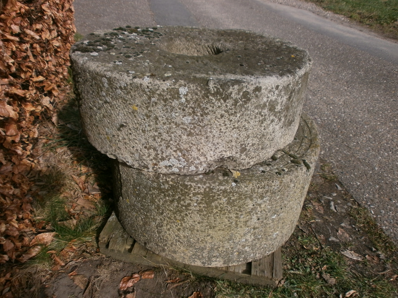 Urige Mühle aus Sandstein Urige Mühle aus Sandstein