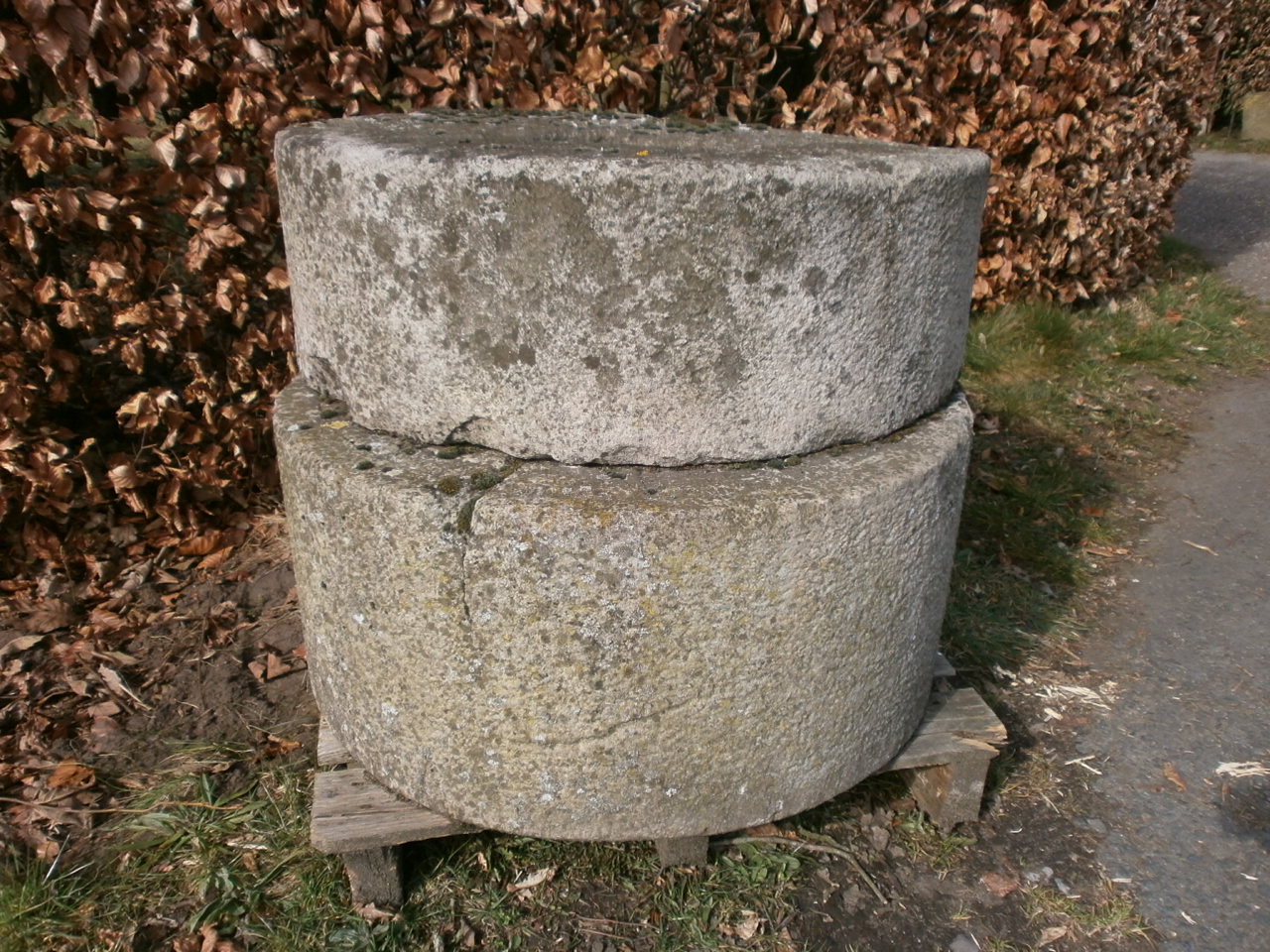 Urige Mühle aus Sandstein Urige Mühle aus Sandstein