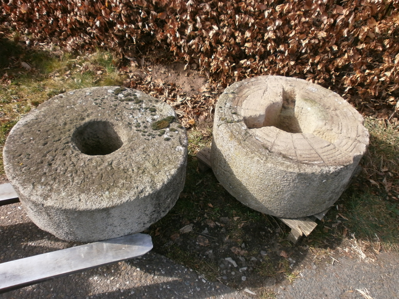 Urige Mühle aus Sandstein Urige Mühle aus Sandstein