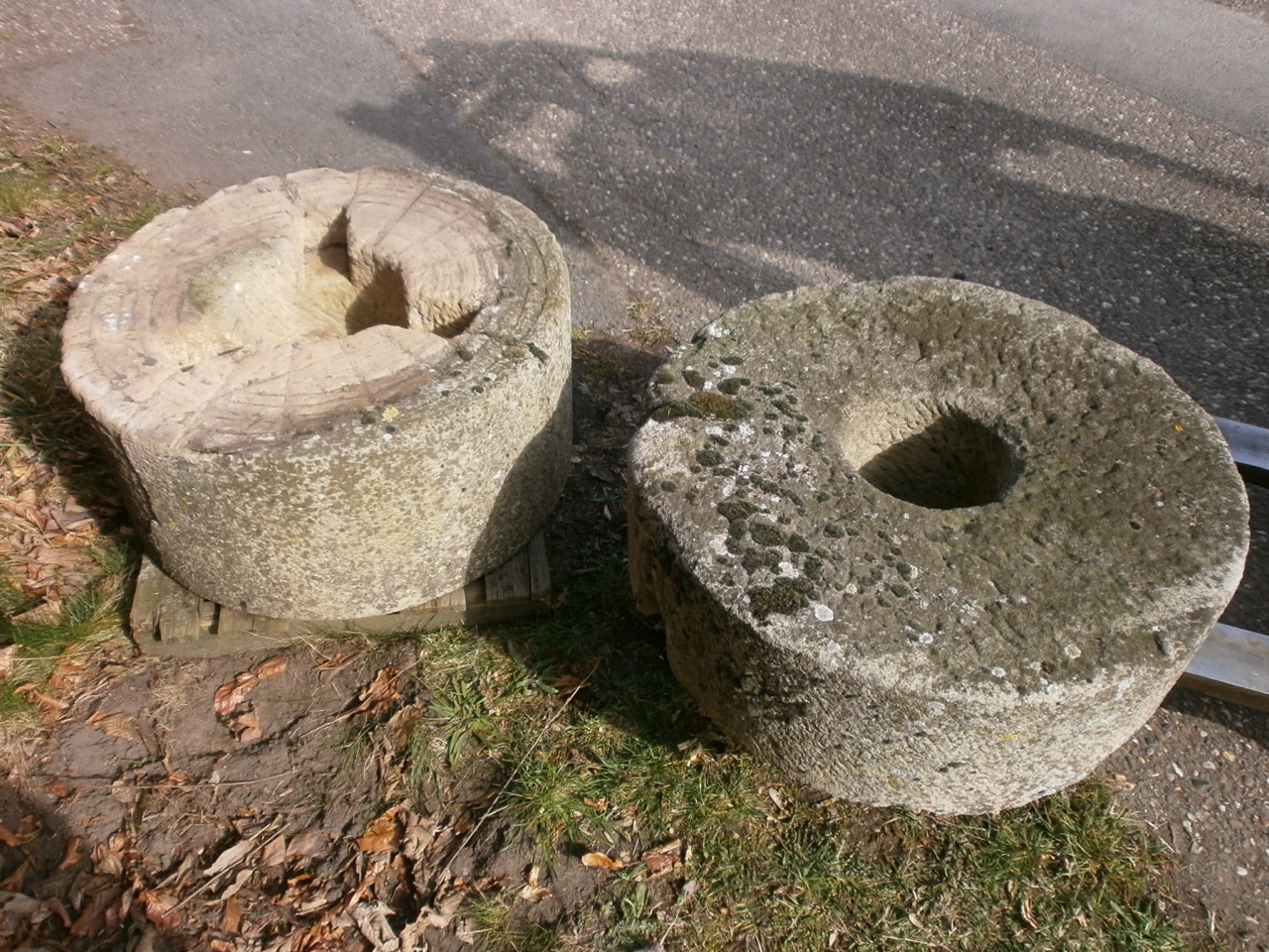 Urige Mühle aus Sandstein Urige Mühle aus Sandstein