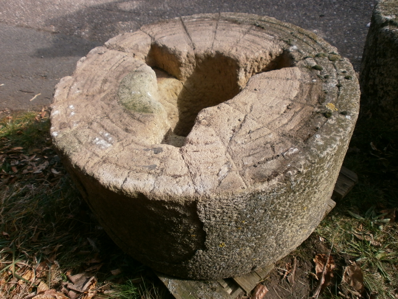Urige Mühle aus Sandstein Urige Mühle aus Sandstein