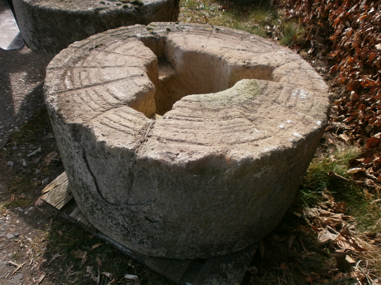 Urige Mühle aus Sandstein Urige Mühle aus Sandstein