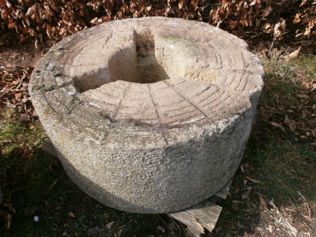 Urige Mühle aus Sandstein Urige Mühle aus Sandstein