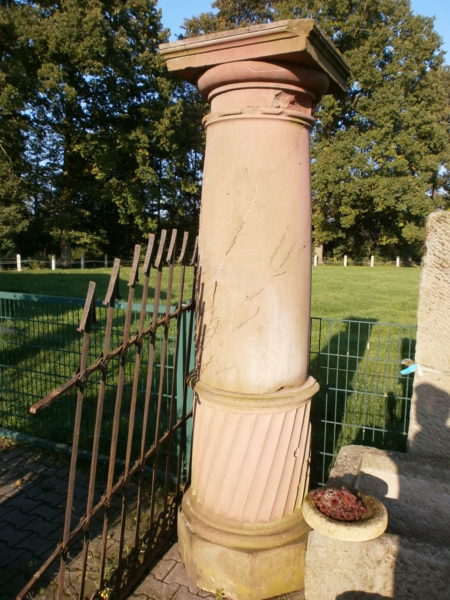 Säule aus rotem Naturstein geschlagen