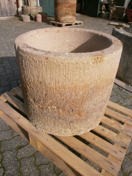Eine alte Tränke aus Sandstein