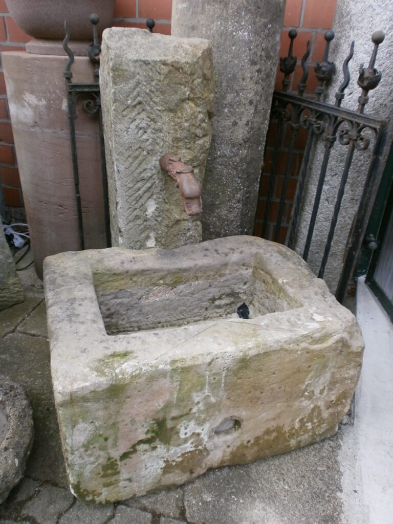 Brunnen aus alten Sandsteinen