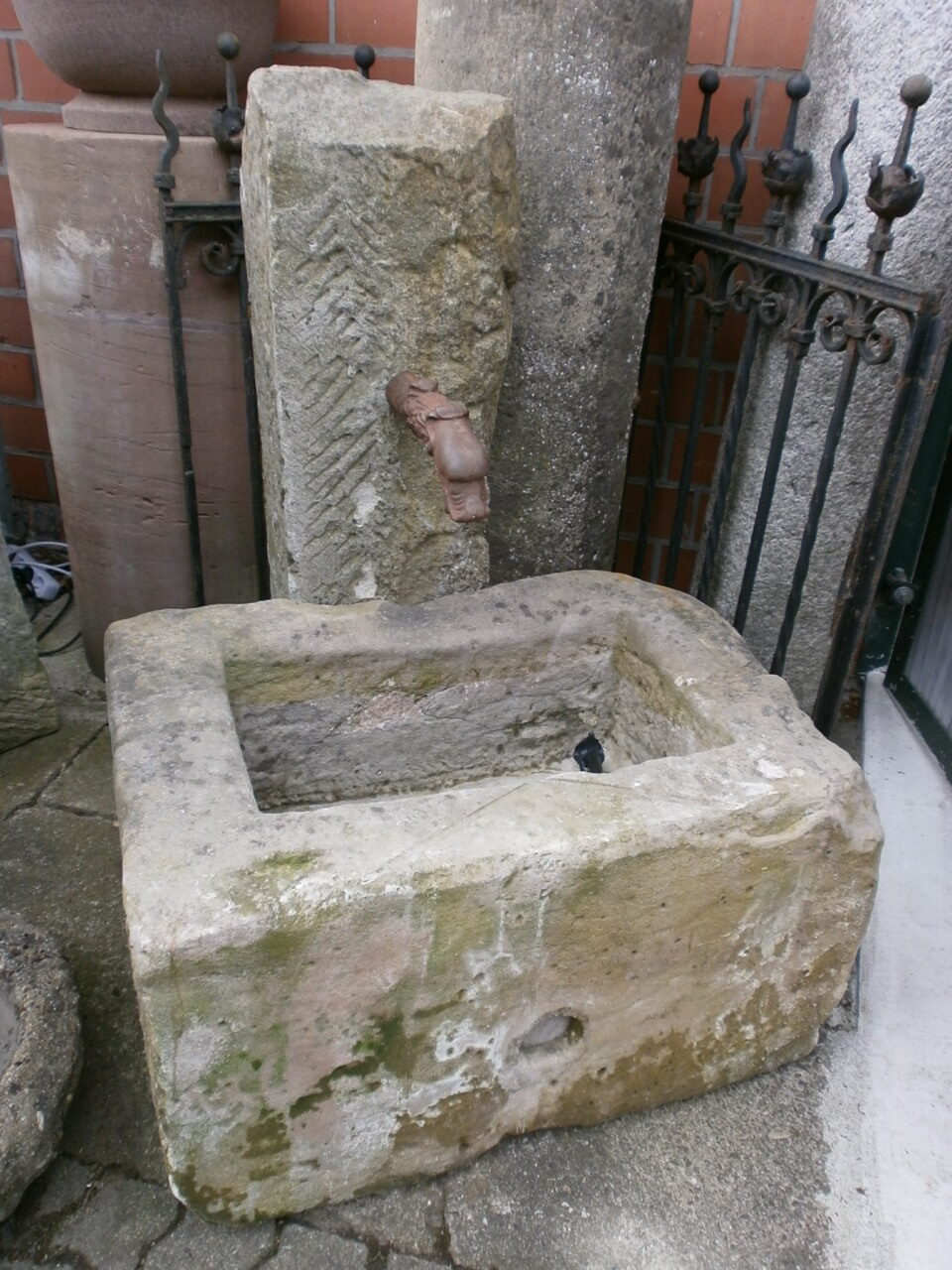 Brunnen aus alten Sandsteinen Brunnen aus alten Sandsteinen