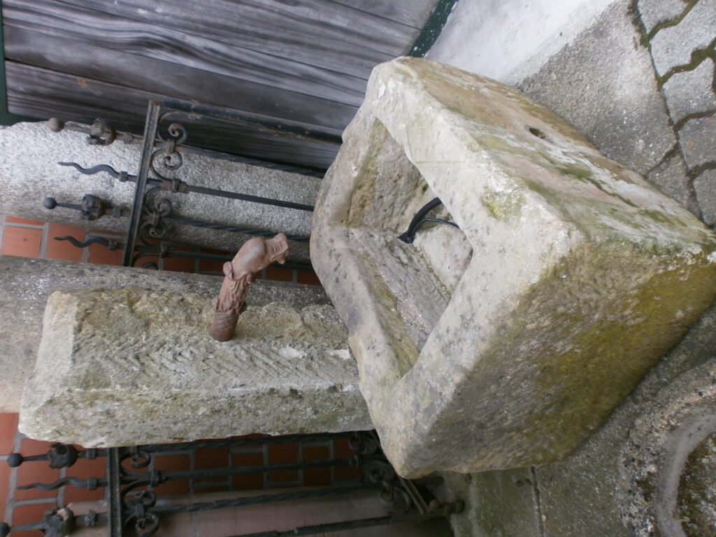 Brunnen aus alten Sandsteinen