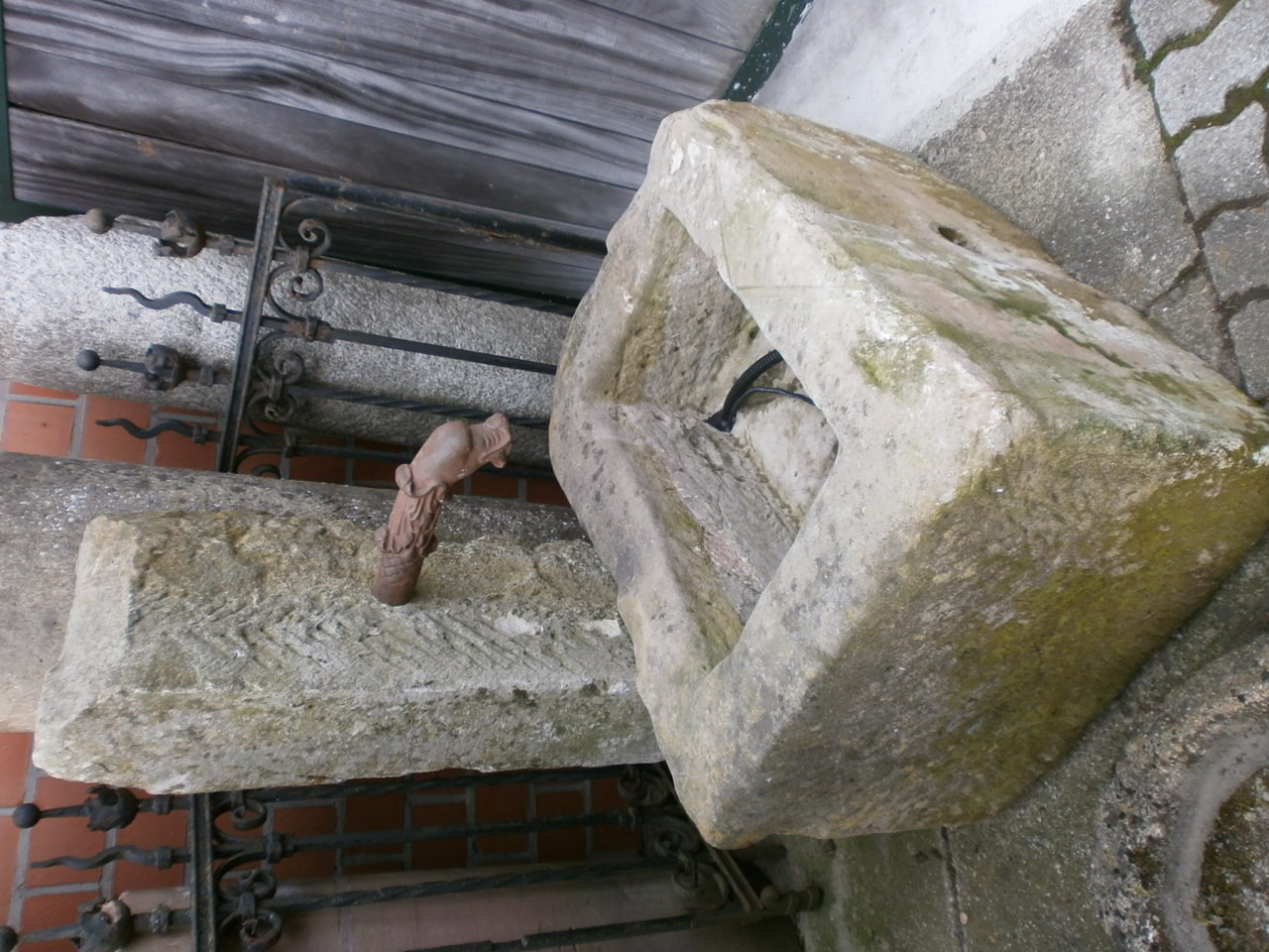Brunnen aus alten Sandsteinen Brunnen aus alten Sandsteinen