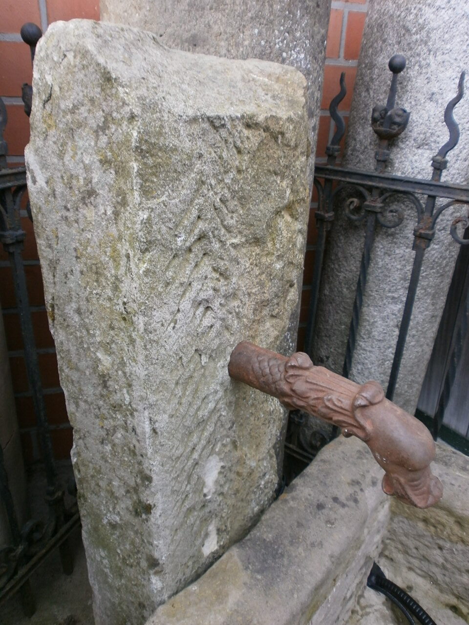Brunnen aus alten Sandsteinen Brunnen aus alten Sandsteinen
