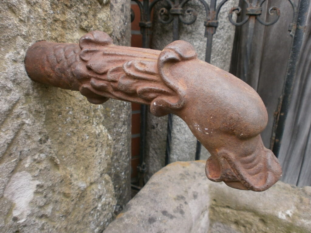 Brunnen aus alten Sandsteinen