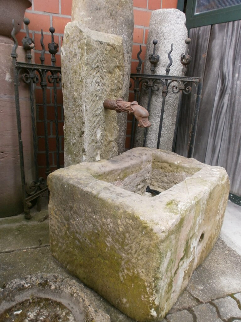 Brunnen aus alten Sandsteinen