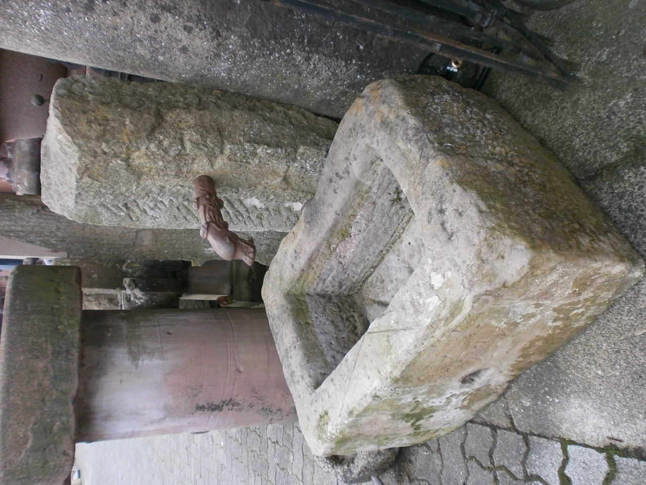 Brunnen aus alten Sandsteinen Brunnen aus alten Sandsteinen