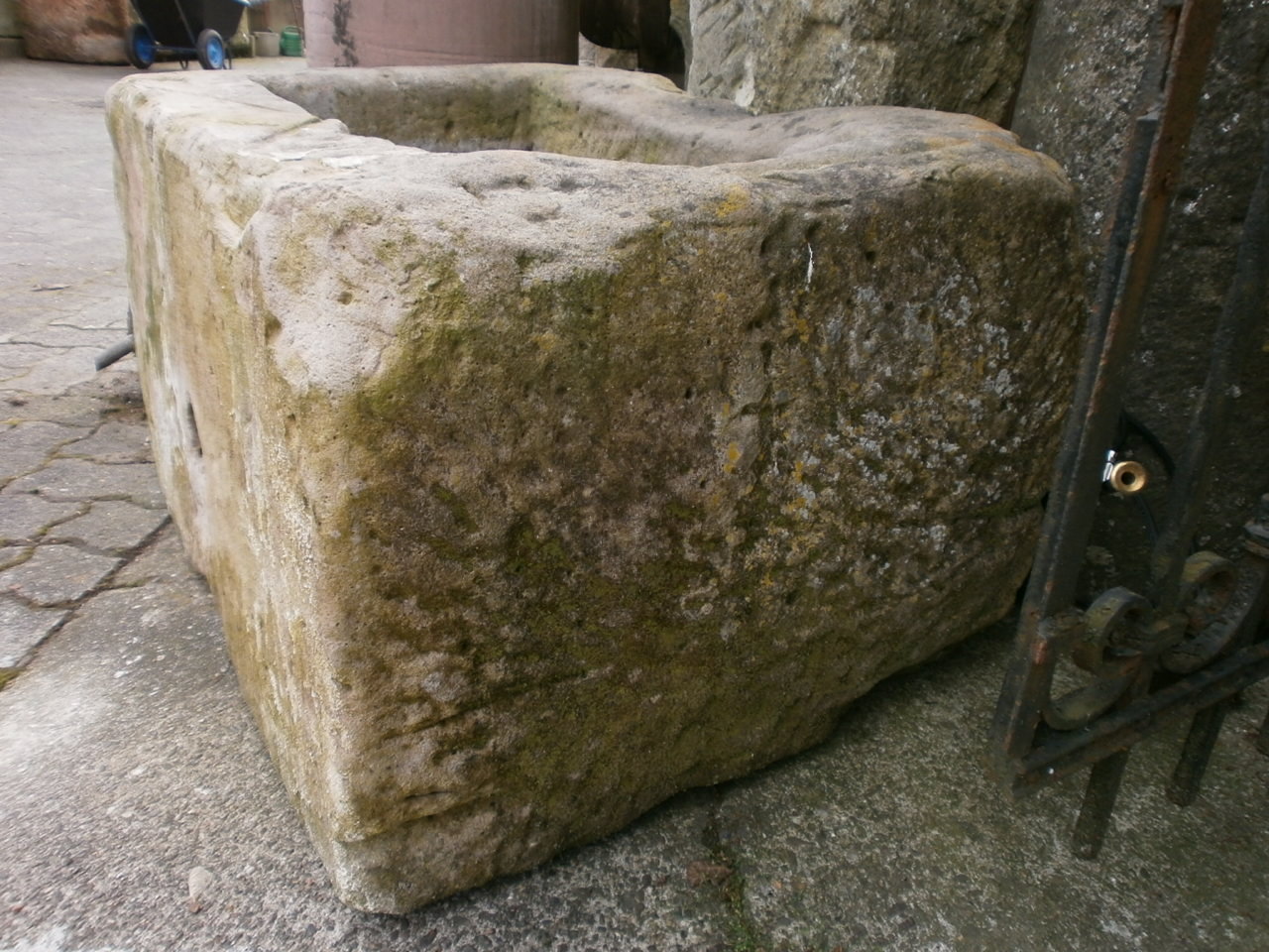 Brunnen aus alten Sandsteinen Brunnen aus alten Sandsteinen