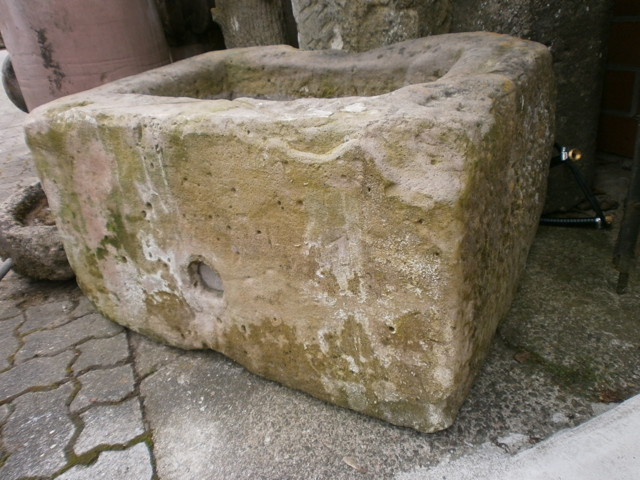 Brunnen aus alten Sandsteinen Brunnen aus alten Sandsteinen