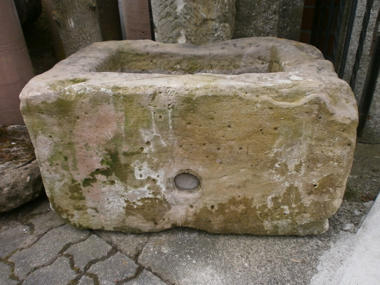 Brunnen aus alten Sandsteinen Brunnen aus alten Sandsteinen