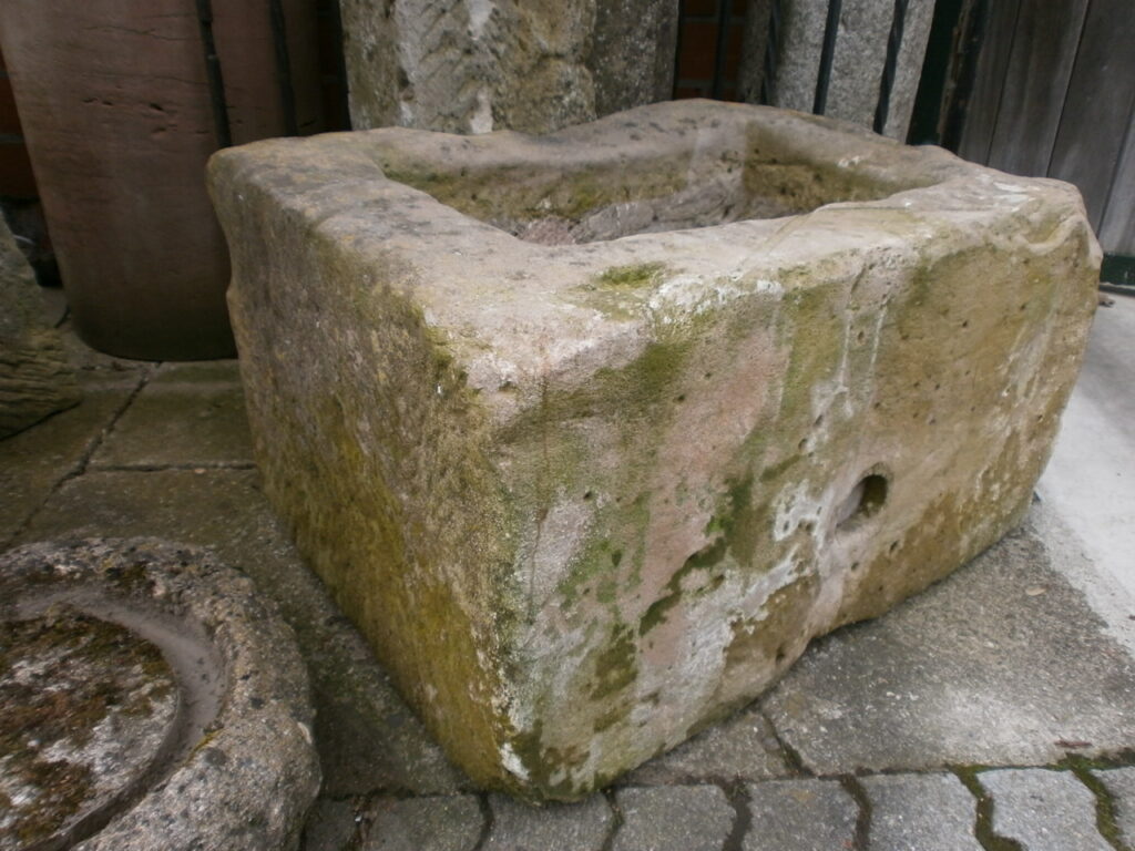 Brunnen aus alten Sandsteinen