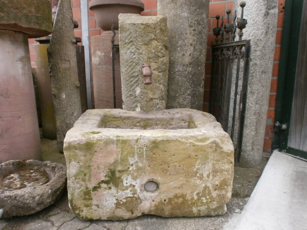 Brunnen aus alten Sandsteinen